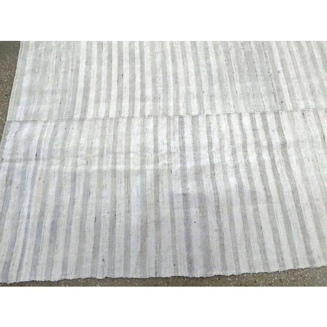Gray Galerie Shabab Collection Mid-20th Century Handmade Turkish Flatweave Kilim Room Size Carpet in Grey For Sale - Image 8 of 10