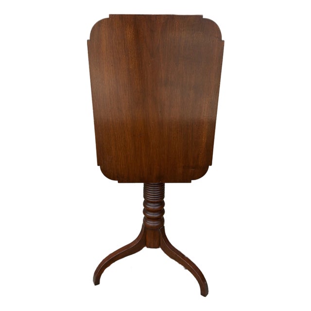 Antique Pennsylvania Walnut Federal Tilt Top Spider Leg Candlestand, Chester County, Circa 1820s For Sale