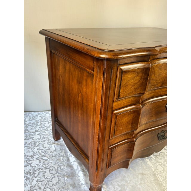 1980’s John Widdicomb French Provincial 3 Drawer Nightstand Dresser For Sale In San Diego - Image 6 of 9