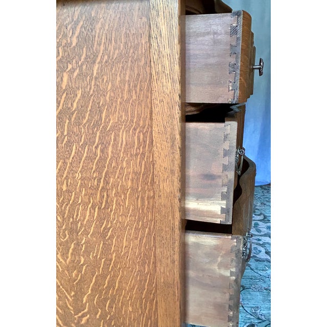 1900 - 1909 Antique 1900’s Atlas Furniture Co. Tiger Oak Serpentine Dresser With Tilting Beveled Mirror and Bail Pull Handles For Sale - Image 5 of 17