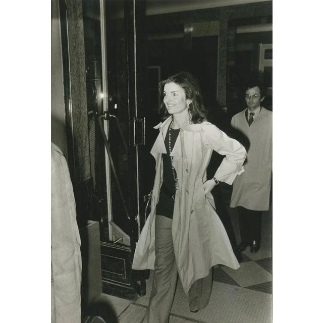 1970s Jackie Kennedy, Leaving the Hospital, Paris, France, 1970s, Photographic Print For Sale - Image 5 of 5