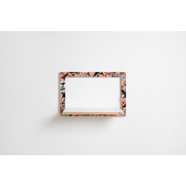 The midsized fläpps wall shelf adheres to standards. Kept in 3:2 format, it meets the critical eye of photographers. With...