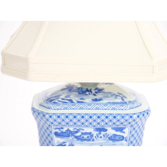 20th Century White/Blue Porcelain Gilt Gold Painted Wood Base Small Table Lamp. For Sale - Image 10 of 12