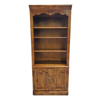 1990s Ethan Allen Bookcase French Country Display Cabinet Shell Carved Fin. 236 For Sale