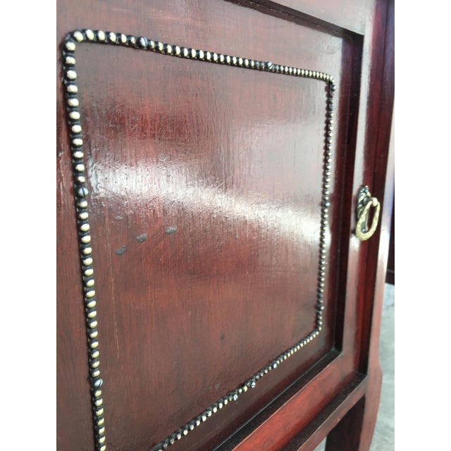 Metal 20th Mid-Century Modern Nightstands With Glass Top and Bronze Crest - a Pair For Sale - Image 7 of 13