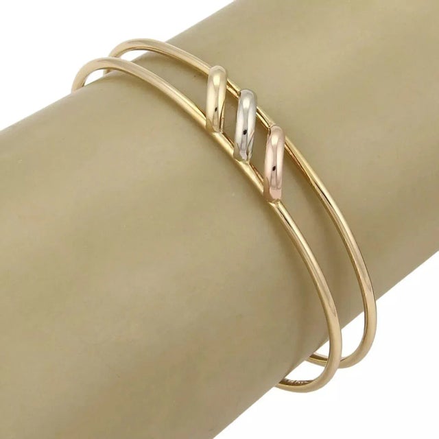 This authentic necklace is by Cartier from the TRINITY collection, the sturdy strand rolo link chain is crafted from solid...