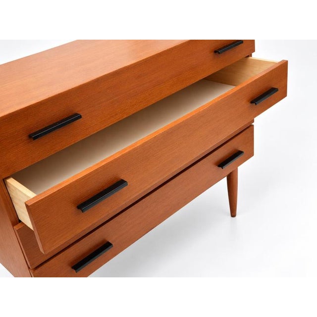 Vintage chest of drawers – wooden dresser with 4 drawers and a retro look This stylish vintage chest of drawers combines a...