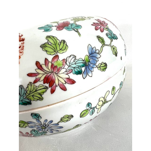 White Vintage Red Pheonix, Dragons & Floral White Porcelain Chinese Covered Serving Bowl (Gift Box), a Pair Available For Sale - Image 8 of 11