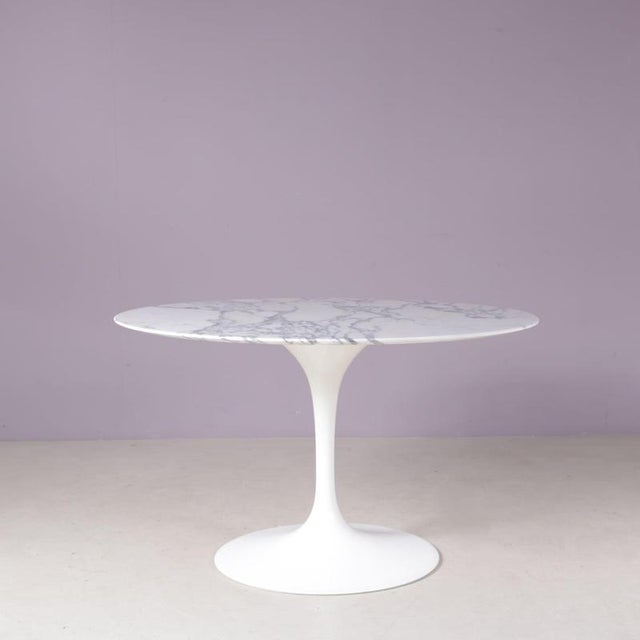 This elegant marble dining table was designed by the renowned finnish-american designer eero saarinen and produced by...