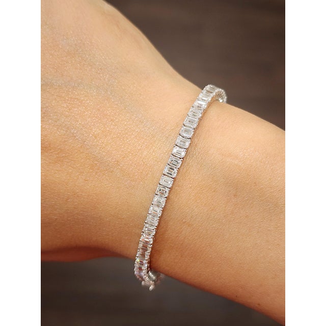 Modern 7.65 Ct Emerald Cut Diamond Tennis Bracelet For Sale - Image 3 of 8