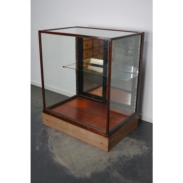 A museum quality Victorian mahogany display cabinet. This outstanding cabinet has two mirrored doors fitted. It features...