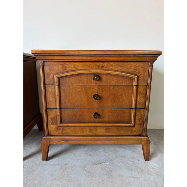 1970s Mid-Century Burl Wood Three-Drawer Nightstands – Pair For Sale In Miami - Image 6 of 13