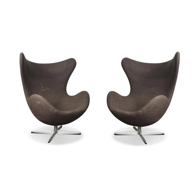 Origin: Denmark Designer: Arne Jacobsen Manufacturer: Fritz Hansen Era: 1960s Materials: Aluminum, Wool Measurements: 32"...