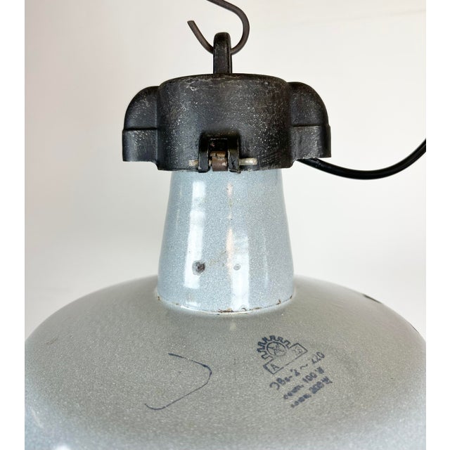 Mid-Century Modern Industrial Grey Enamel Factory Lamp with Cast Iron Top, 1960s For Sale - Image 3 of 14