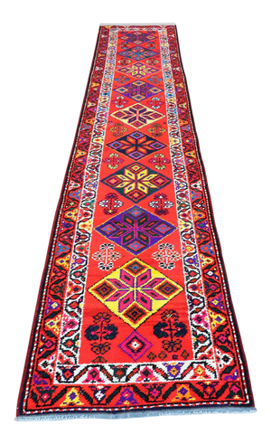 Late 20th Century Turkish Kilim Runner-2′9″ × 11′9″