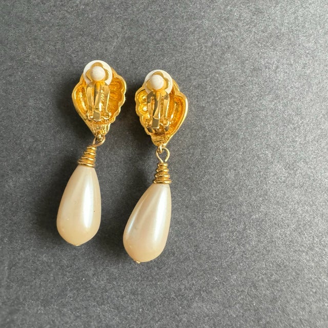 Late 20th Century Vintage Gold Tone Faux Pearl Teardrop Earrings Clip on Wedding Bridal Classic Elegant For Sale - Image 5 of 8
