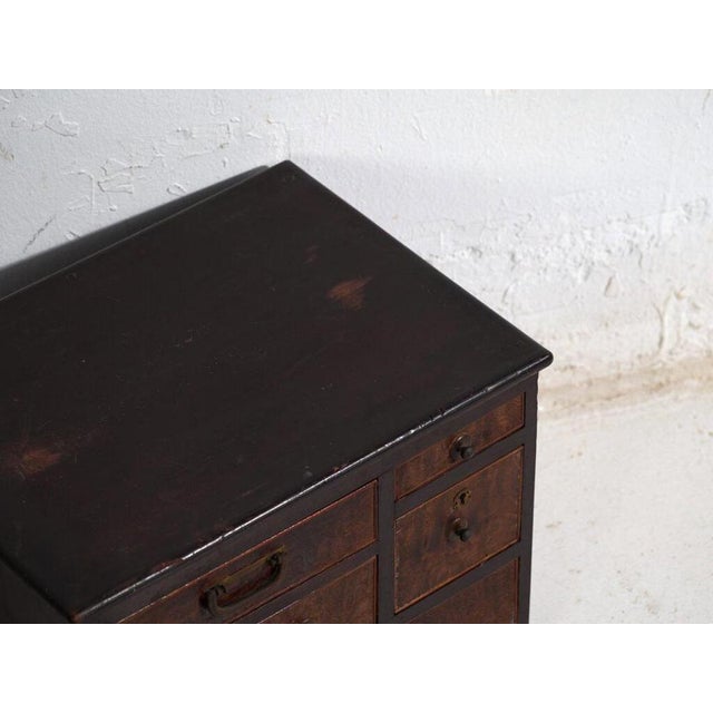 Small Antique Japanese Tansu – Taishō / Showa Period (c.1868-1926)Dimensions: Length: 35 cm Depth: 25 cm Height: 27...