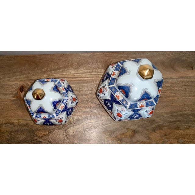 Chinoiserie Multicolor Octagon Small Gilt Ginger Jars - Set of Two For Sale - Image 3 of 9