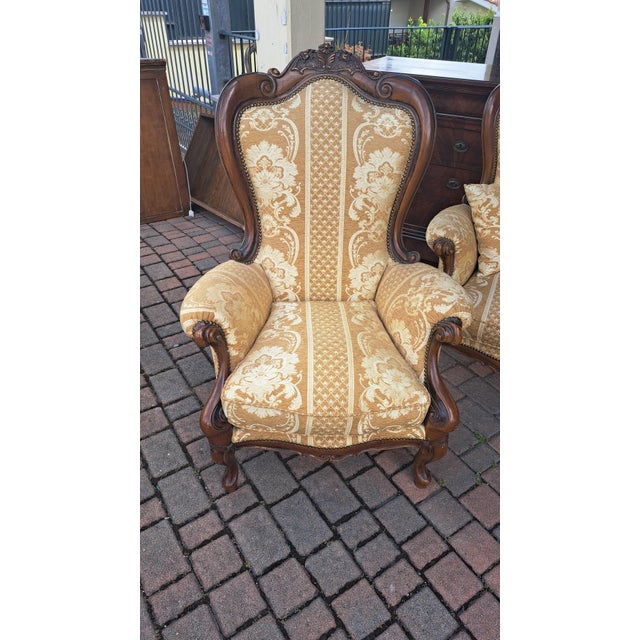 EARLY TWENTIETH CENTURY (1900 - 1940) Italian living room from the early 1900s consisting of a two-seater sofa measuring...