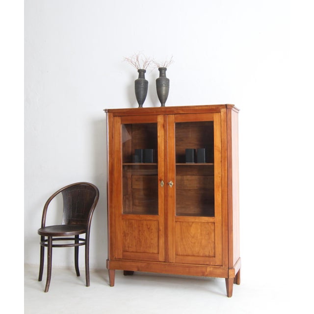 19th Century Biedermeier Display Cabinet in Cherrywood For Sale - Image 3 of 18