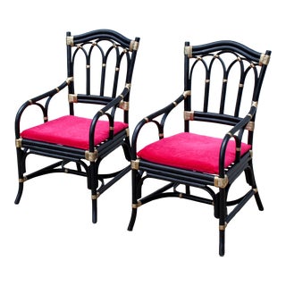 1970s Billy Haines Style Hollywood Regency Black & Gold Lacquered Rattan Arm Chairs With Fuchsia Velvet Cushions - a Pair For Sale