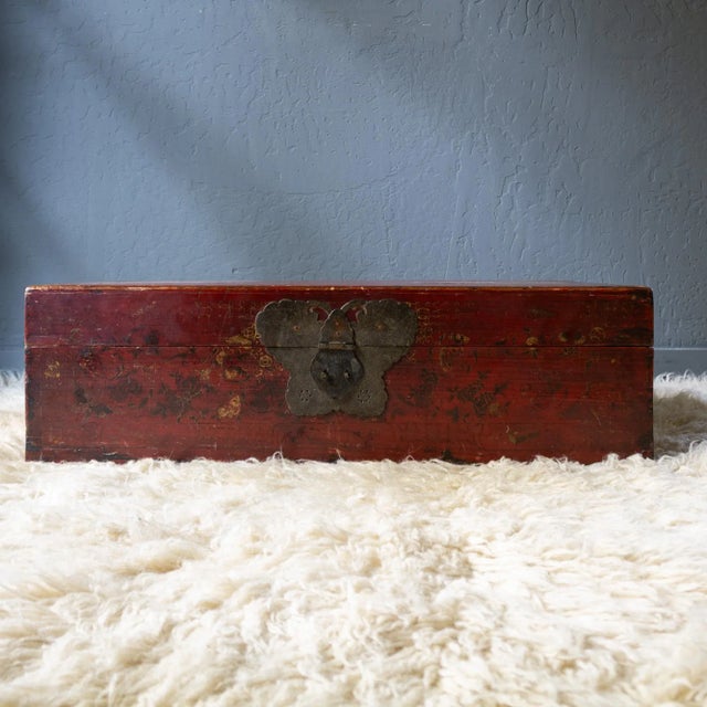 19th Century Qing Dynasty Red Lacquer Elmwood Trunk With Butterfly Lock For Sale - Image 11 of 17