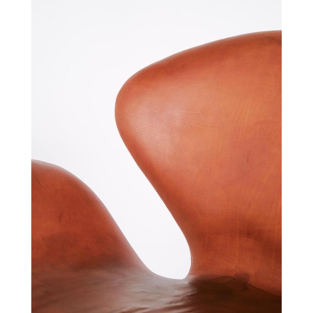 1960s The Swan Model 3320 in Cognac Leather by Arne Jacobsen for Fritz Hansen, 1960s For Sale - Image 5 of 12