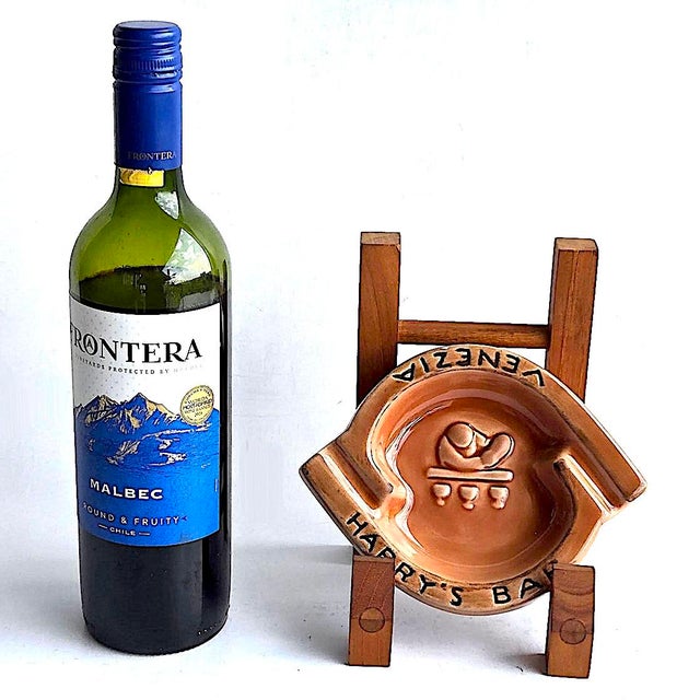 Offered is a mid 20th Century ceramic ashtray from the iconic Harry's Bar in Venice, Italy. It's an ellipse shape with...