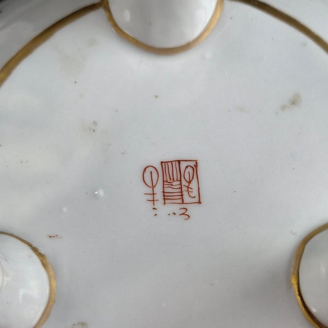 French Chinoiserie Armorial Porcelain Vase and Cover from Samson Paris, 1880s For Sale - Image 11 of 15