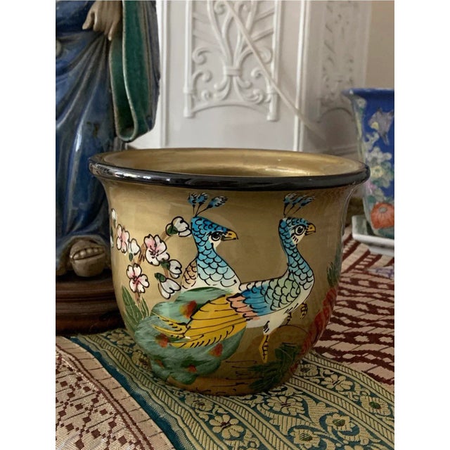 Late 20th Century Vintage Chinoiserie Ceramic Painted Cachepot With Peacocks Birds Pattern For Sale - Image 5 of 10