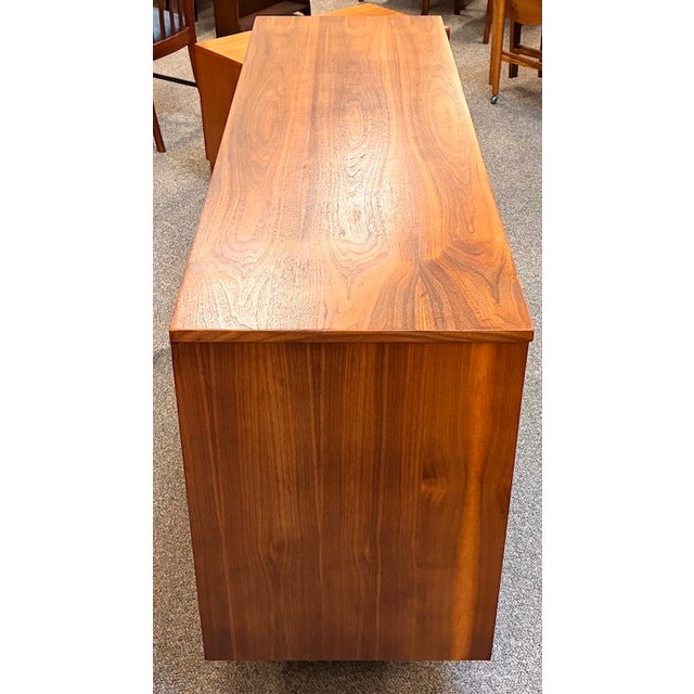 Mid-Century Modern Mid Century Modern Walnut Six Drawer "Mainline" Dresser by Hooker Furniture, Usa c.1950 For Sale - Image 3 of 8