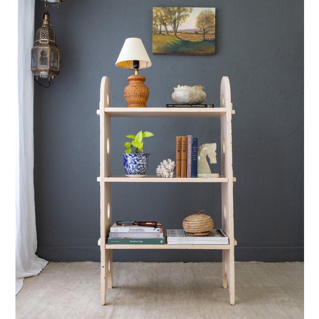 Roycroft Arts and Crafts Pink Painted Bookshelf With Roycroft Peg Construction For Sale - Image 4 of 18
