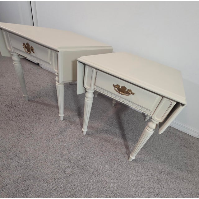 Vintage Ethan Allen American Traditional Drop-Leaf Side Tables – Pair For Sale In Tampa - Image 6 of 11
