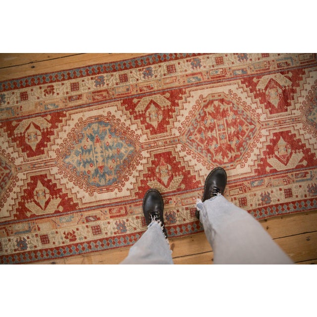 :: Single column interconnected center medallions in inverted coloration buffered by splayed halved field overlay...