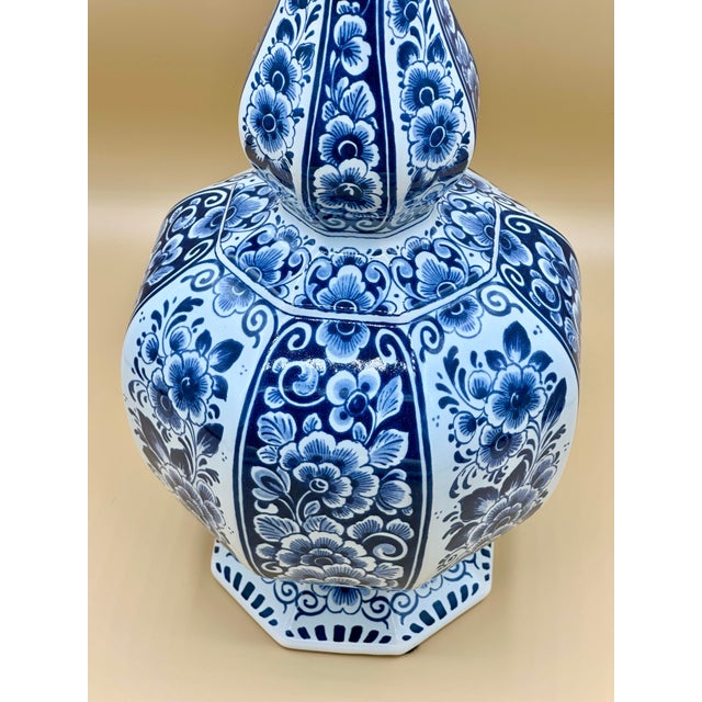 1990s Vintage Baker Knapp & Tubbs Delft Style Vase Made in Holland For Sale - Image 5 of 6