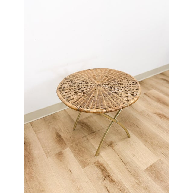 Hollywood Regency Vintage Wicker and Chrome Woven Folding Side Table Coastal Boho Accent Table For Sale - Image 3 of 7