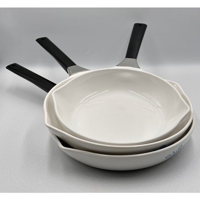 1960s Corning Ware Cornflower Skillet P-910-B 10" & P-908-B 8.5" 3pc Set Without Lids For Sale - Image 16 of 17