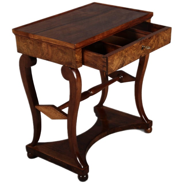 Early 19th Century Small Antique Biedermeier Side Table in Walnut, 1830 For Sale - Image 5 of 18