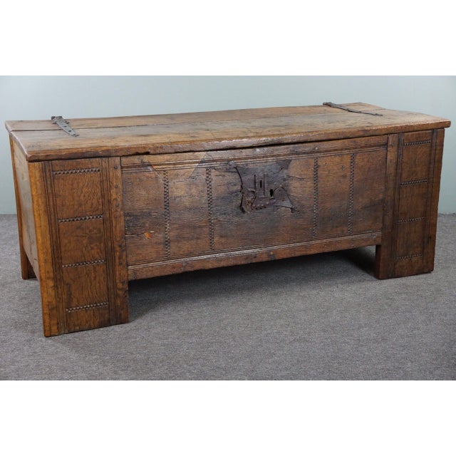 This large and impressive 16th century primitive oak box that can also serve very well as a coffee table, TV furniture,...