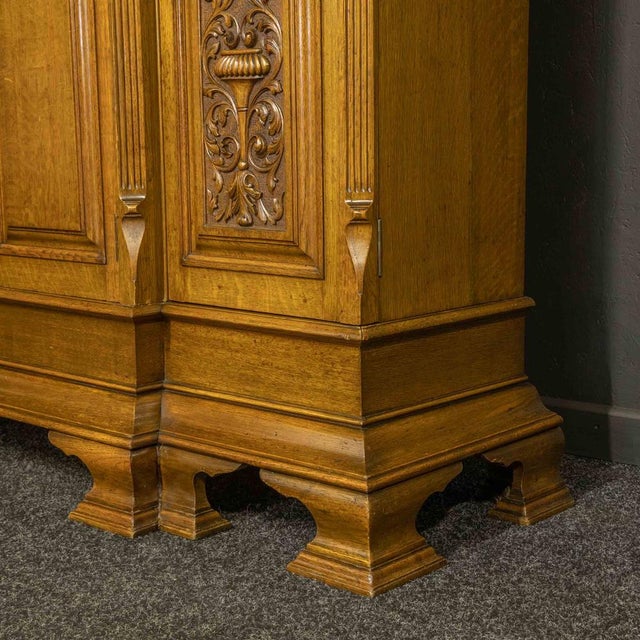 A beautiful solid oak breakfront bookcase from the Edwardian period. Sat on very bold ogee bracket feet which sweep up...