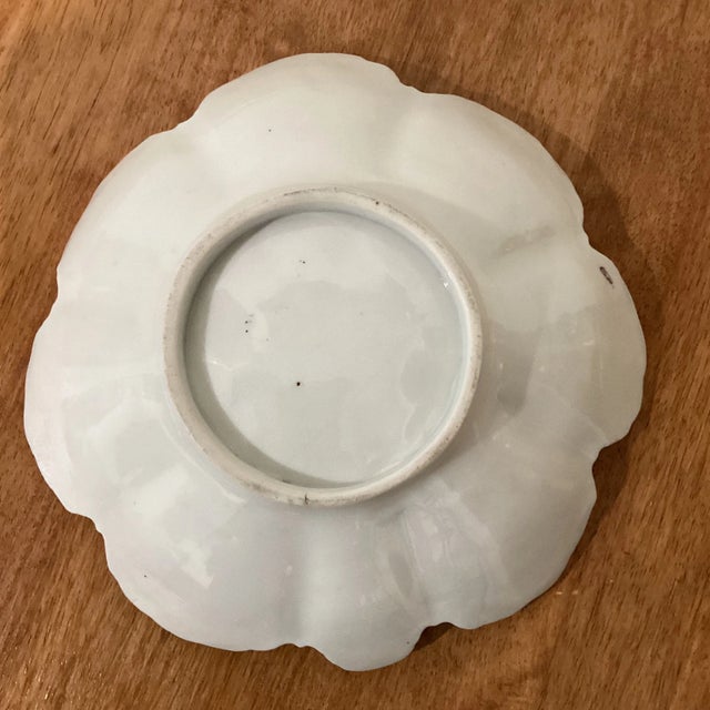 Early 20th Century Antique Japanese Porcelain Gold Encrusted Scalloped Bowl For Sale In Chicago - Image 6 of 13