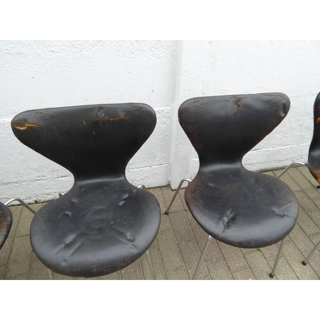 Fritz Hansen Seven / Sjuan 3107 Chairs in Black Leather by Arne Jacobsen for Fritz Hansen, Denmark, 1967, Set of 6 For Sale - Image 4 of 16