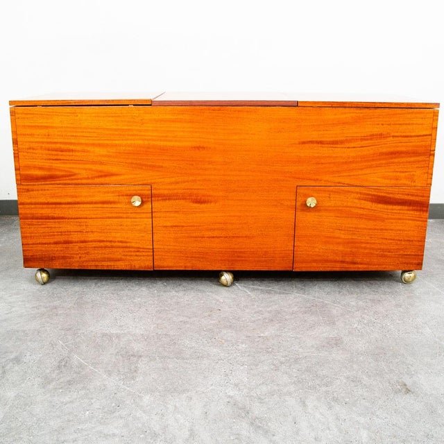 1960s Mid Century Modern Credenza Stereo Console Cabinet Audio Rolling Vintage Storage For Sale - Image 5 of 10