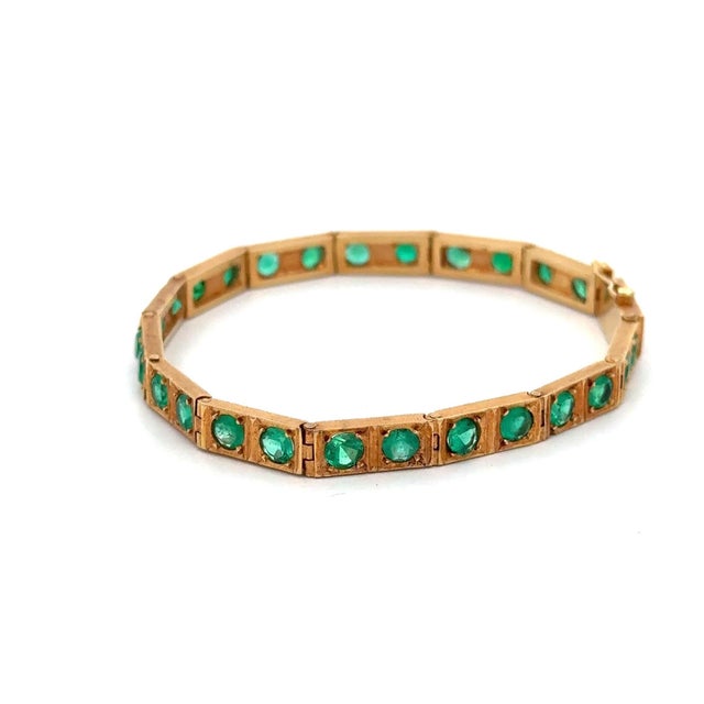 Mid-Century Modern 1990s 7 Carat Colombian Emerald Bracelet 18k Gold Vintage Box Link Matte Finish For Sale - Image 3 of 6
