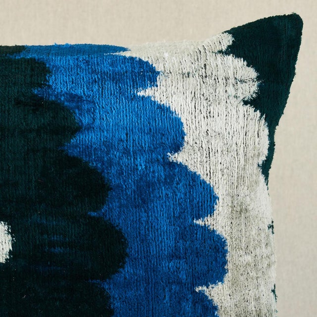 Schumacher Schumacher Samsun Silk Velvet 20" Lumbar Pillow in Blue & Green For Sale - Image 4 of 5