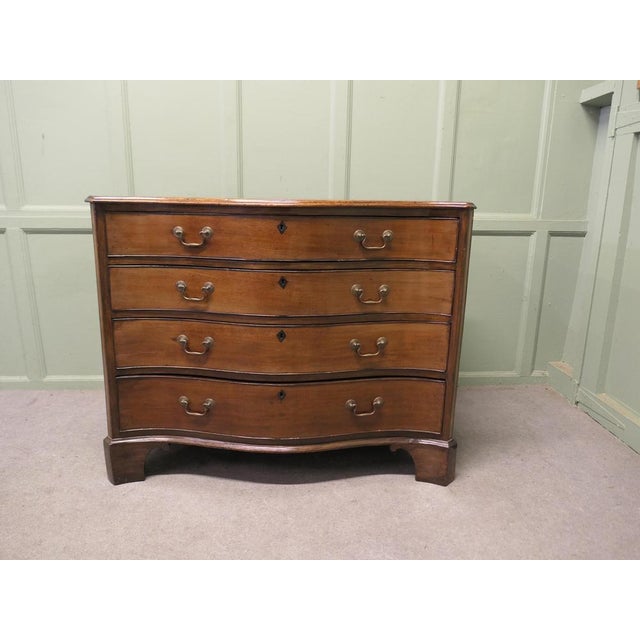 Georgian 4 Drawer Serpentine Walnut Chest of Drawers The chest has a serpentine shaped front and curved sides it has 4...