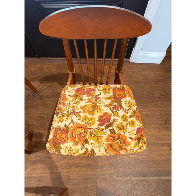 Wood Mid-Century Modern Broyhill Sculptra Attributed Dining Chairs – Set of 6 With Captain Chair – Walnut For Sale - Image 7 of 17