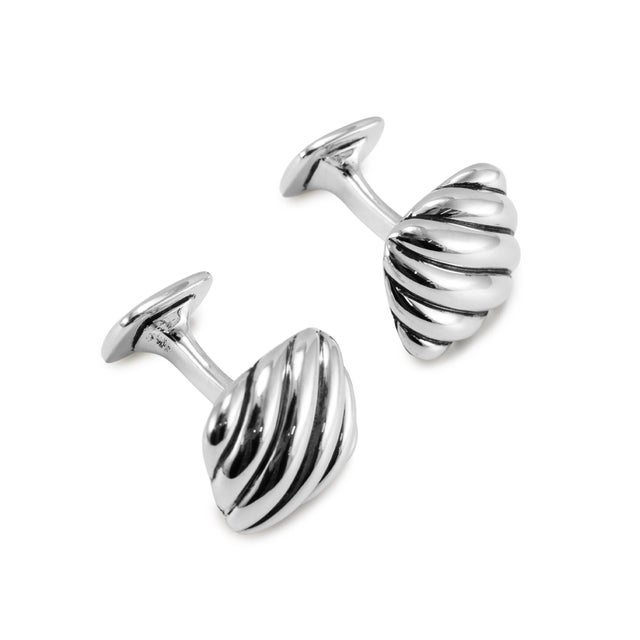 Brand: David Yurman Gender: Men’s Metal Type: 925 Sterling Silver Height: 19.00 mm Width: 17.00 mm Weight: 27.00 grams...