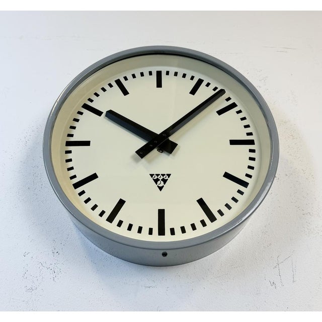 1960s Industrial Light Grey Factory Wall Clock from Pragotron, 1960s For Sale - Image 5 of 15