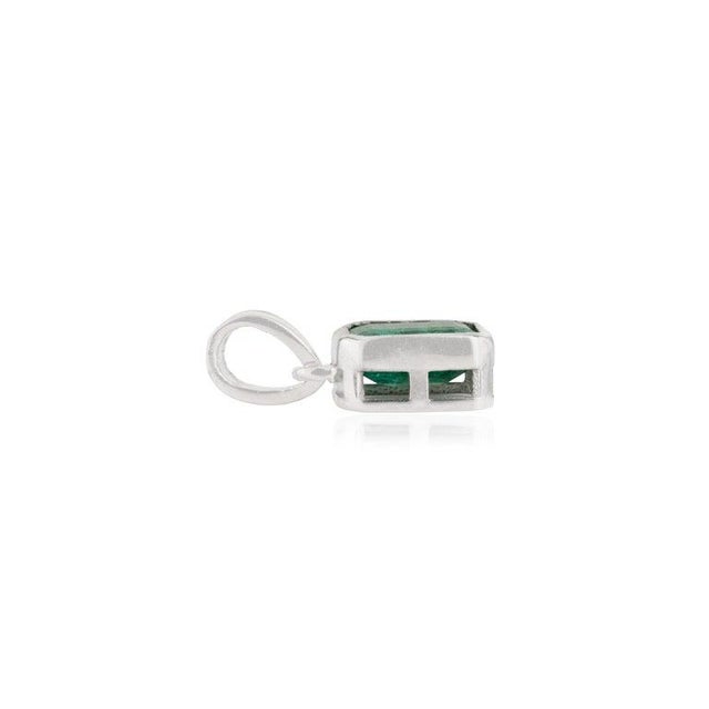 Modern Dainty Natural Emerald Pendant in 925 Sterling Silver For Sale - Image 3 of 11
